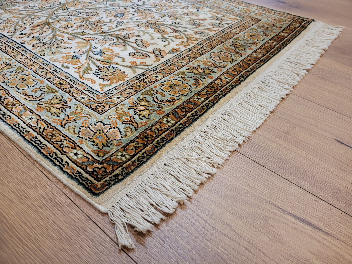 Kaschmir Seidenteppich Naturseide florales Motiv feine Knüpfung