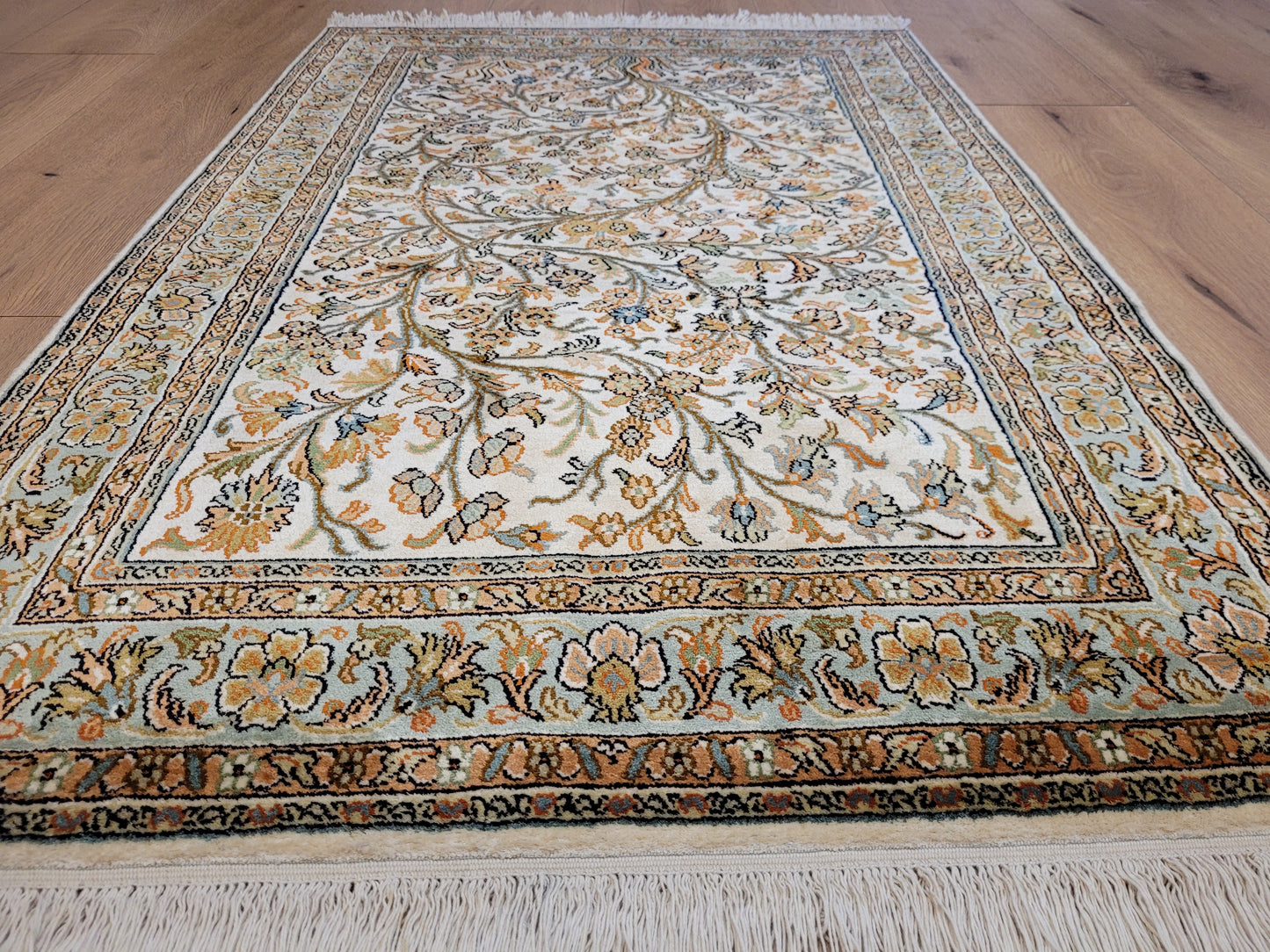 Kaschmir Seidenteppich Naturseide florales Motiv feine Knüpfung