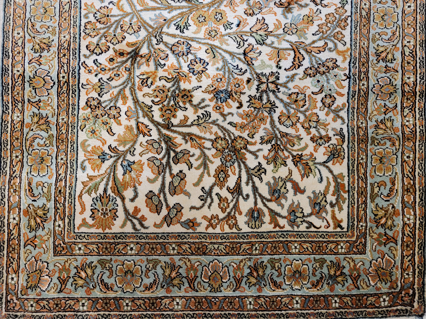 Kaschmir Seidenteppich Naturseide florales Motiv feine Knüpfung