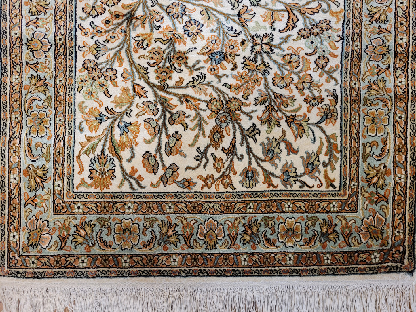 Kaschmir Seidenteppich Naturseide florales Motiv feine Knüpfung