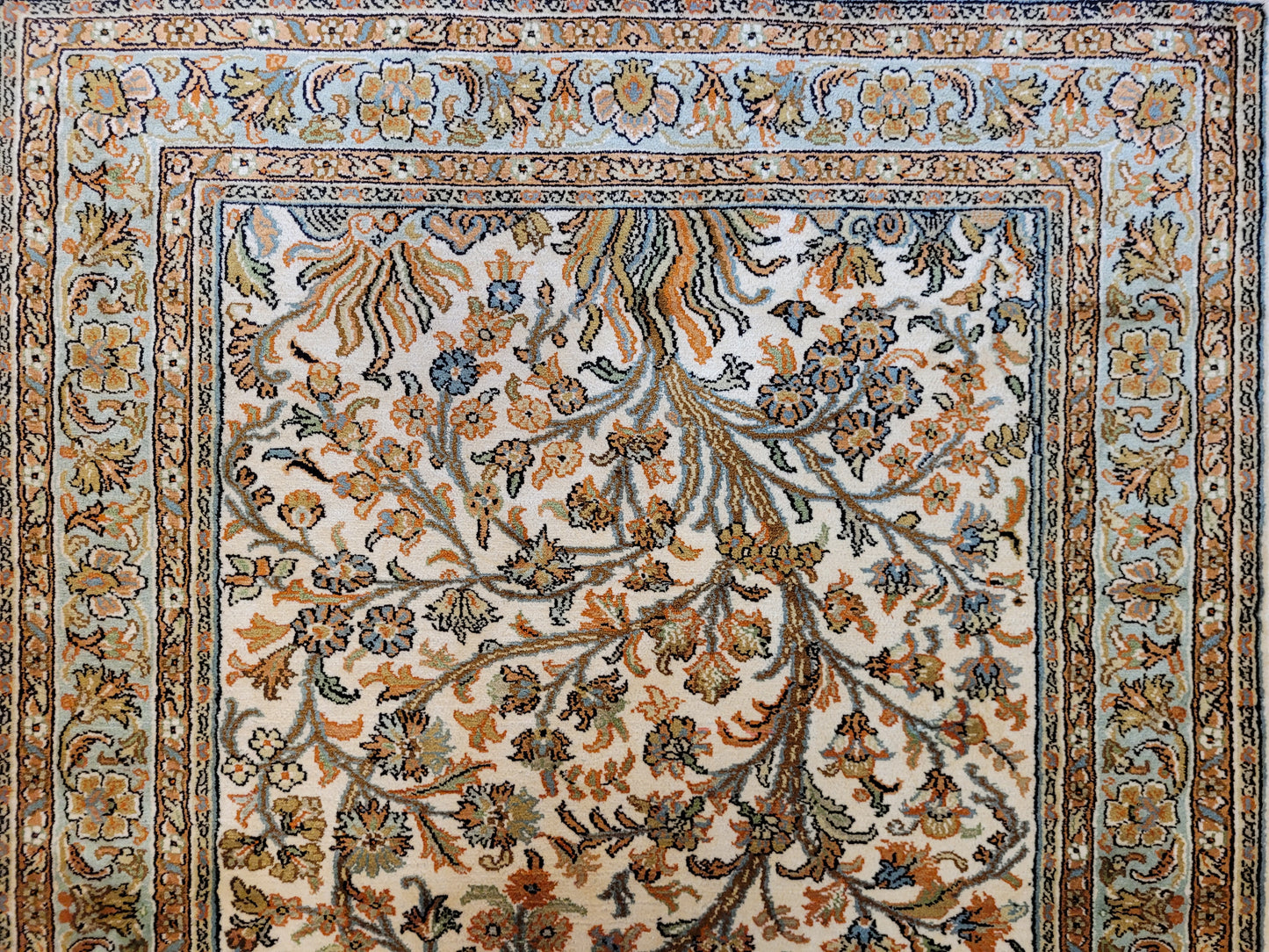 Kaschmir Seidenteppich Naturseide florales Motiv feine Knüpfung