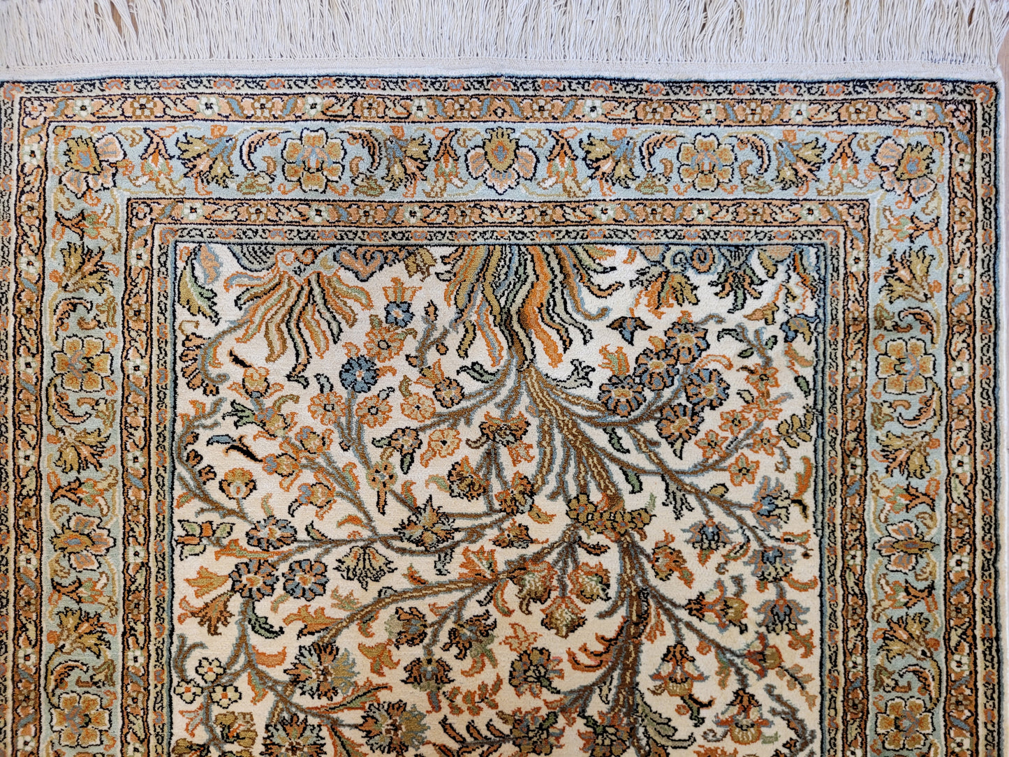 Kaschmir Seidenteppich Naturseide florales Motiv feine Knüpfung