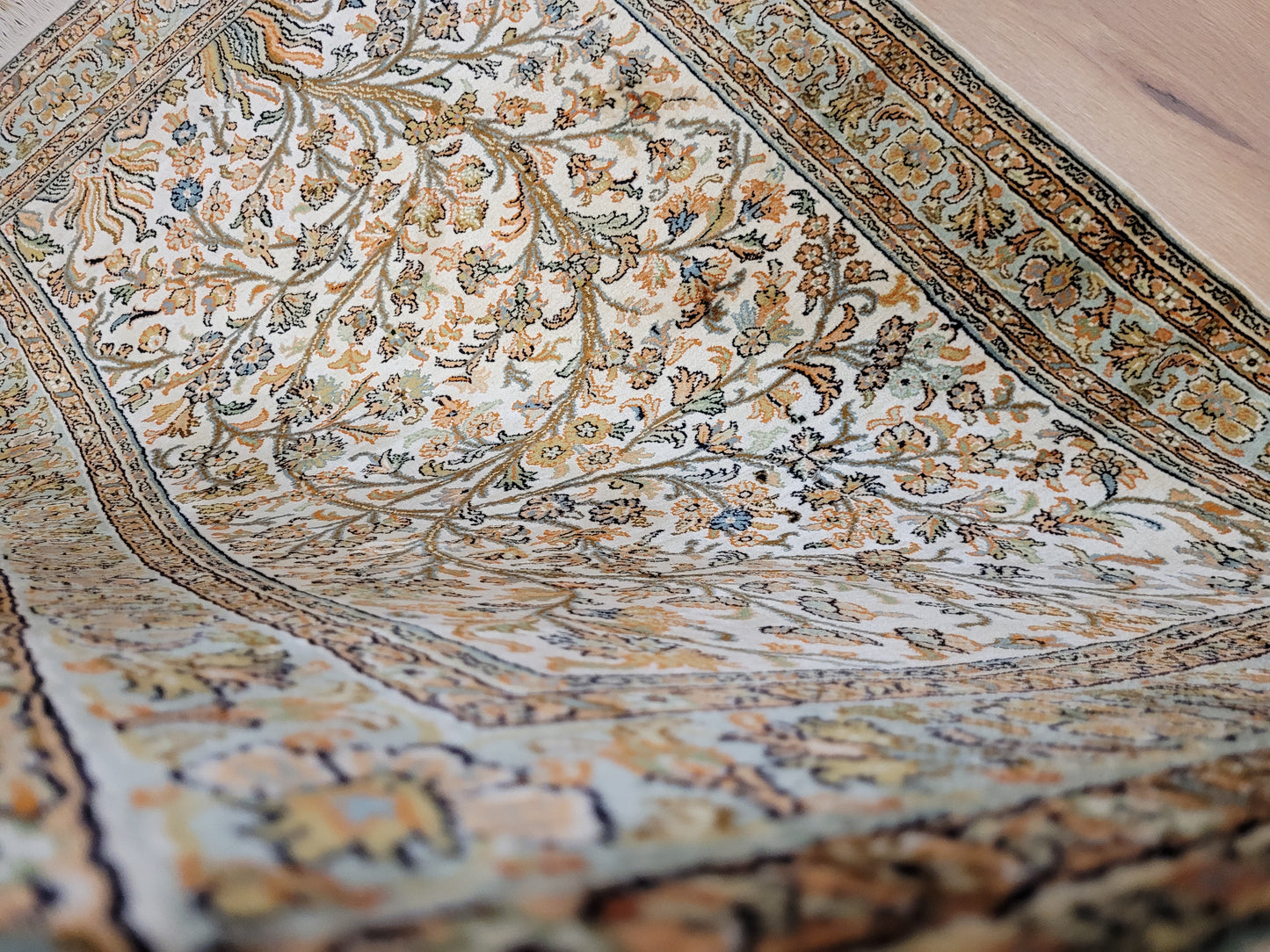 Kaschmir Seidenteppich Naturseide florales Motiv feine Knüpfung