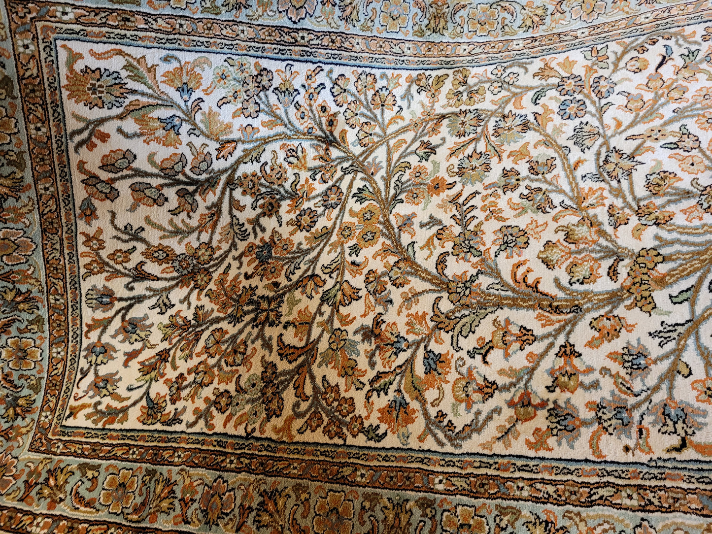 Kaschmir Seidenteppich Naturseide florales Motiv feine Knüpfung