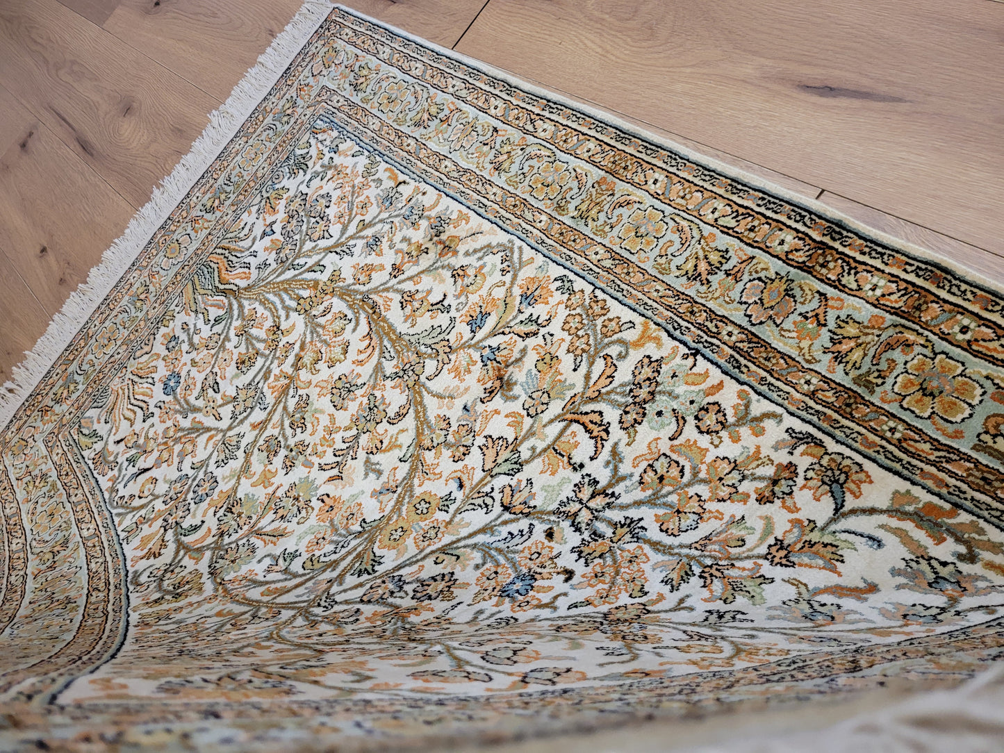 Kaschmir Seidenteppich Naturseide florales Motiv feine Knüpfung