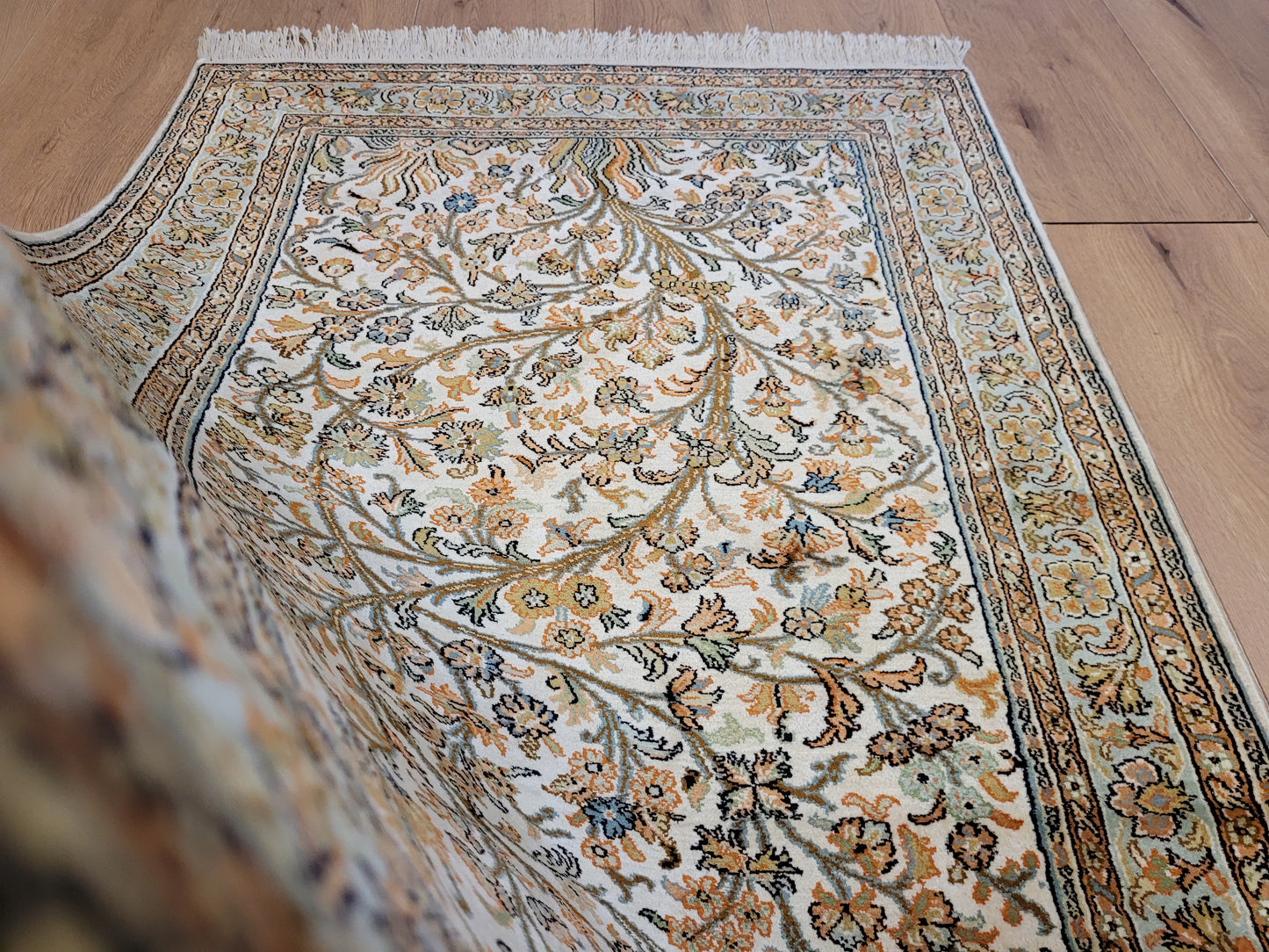 Kaschmir Seidenteppich Naturseide florales Motiv feine Knüpfung