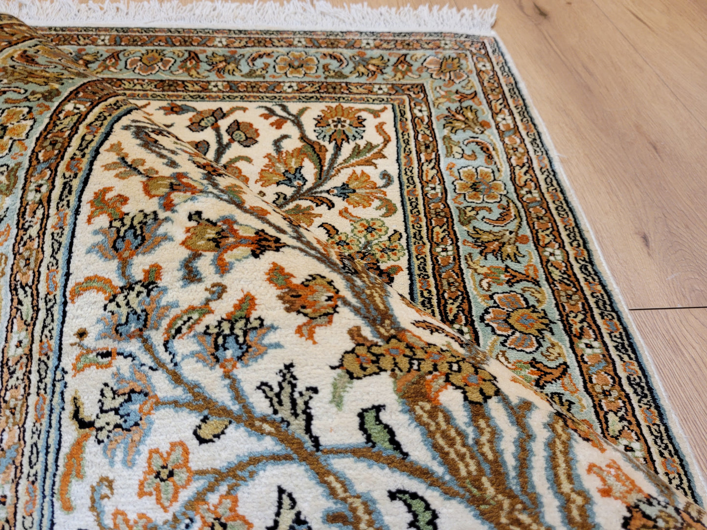 Kaschmir Seidenteppich Naturseide florales Motiv feine Knüpfung