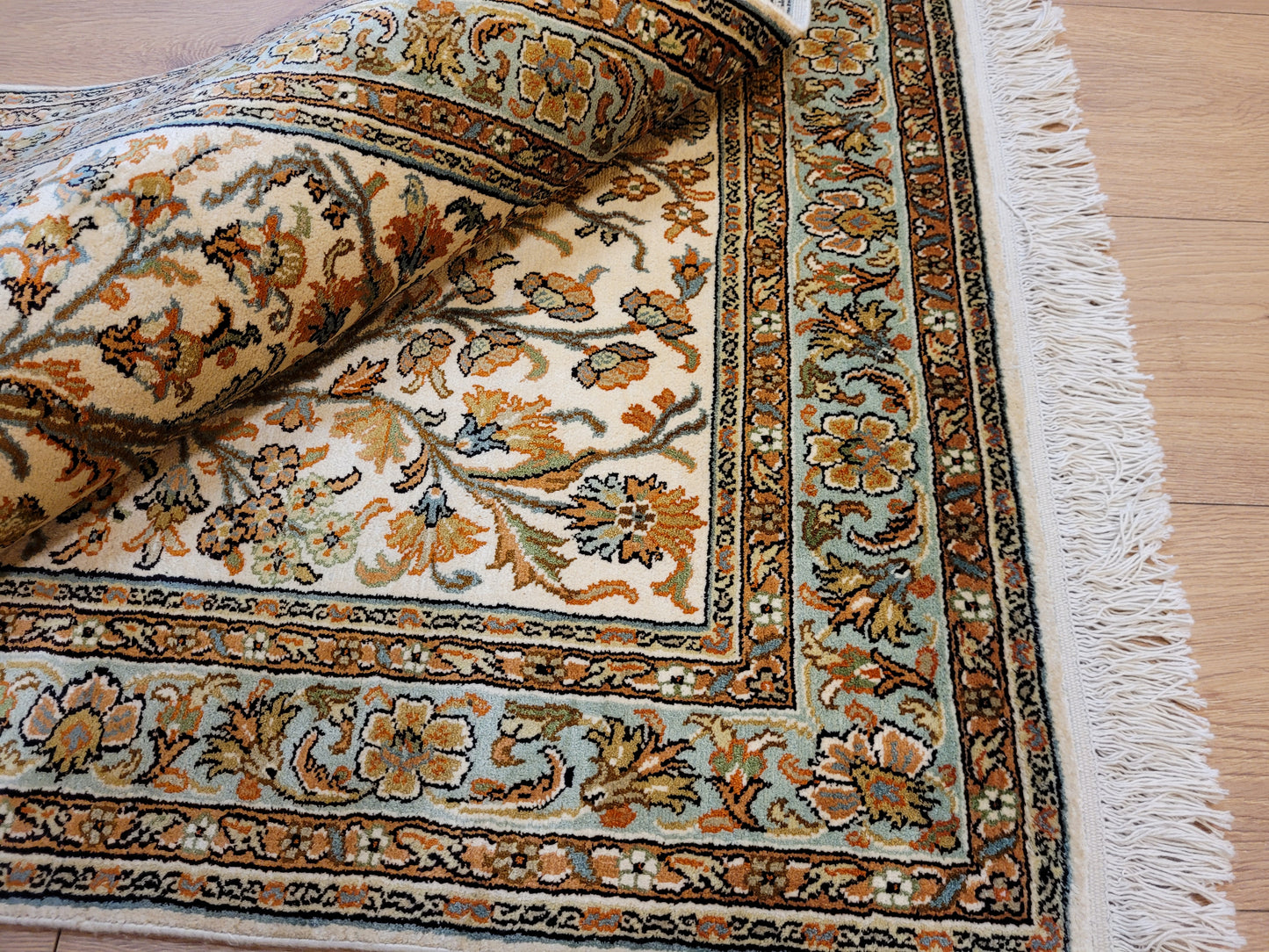 Kaschmir Seidenteppich Naturseide florales Motiv feine Knüpfung