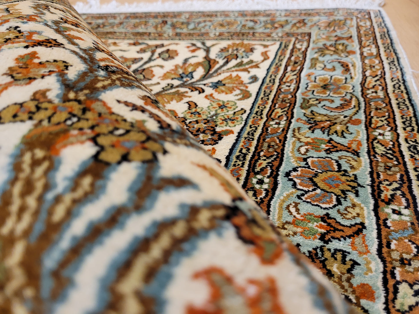 Kaschmir Seidenteppich Naturseide florales Motiv feine Knüpfung