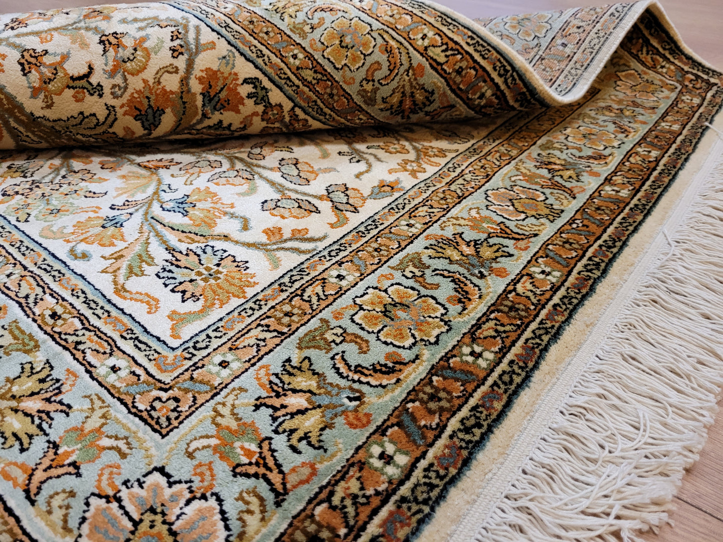 Kaschmir Seidenteppich Naturseide florales Motiv feine Knüpfung