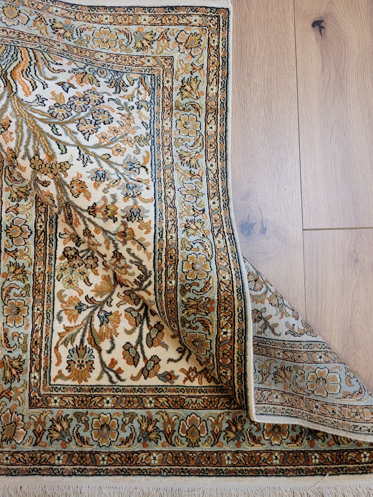 Kaschmir Seidenteppich Naturseide florales Motiv feine Knüpfung