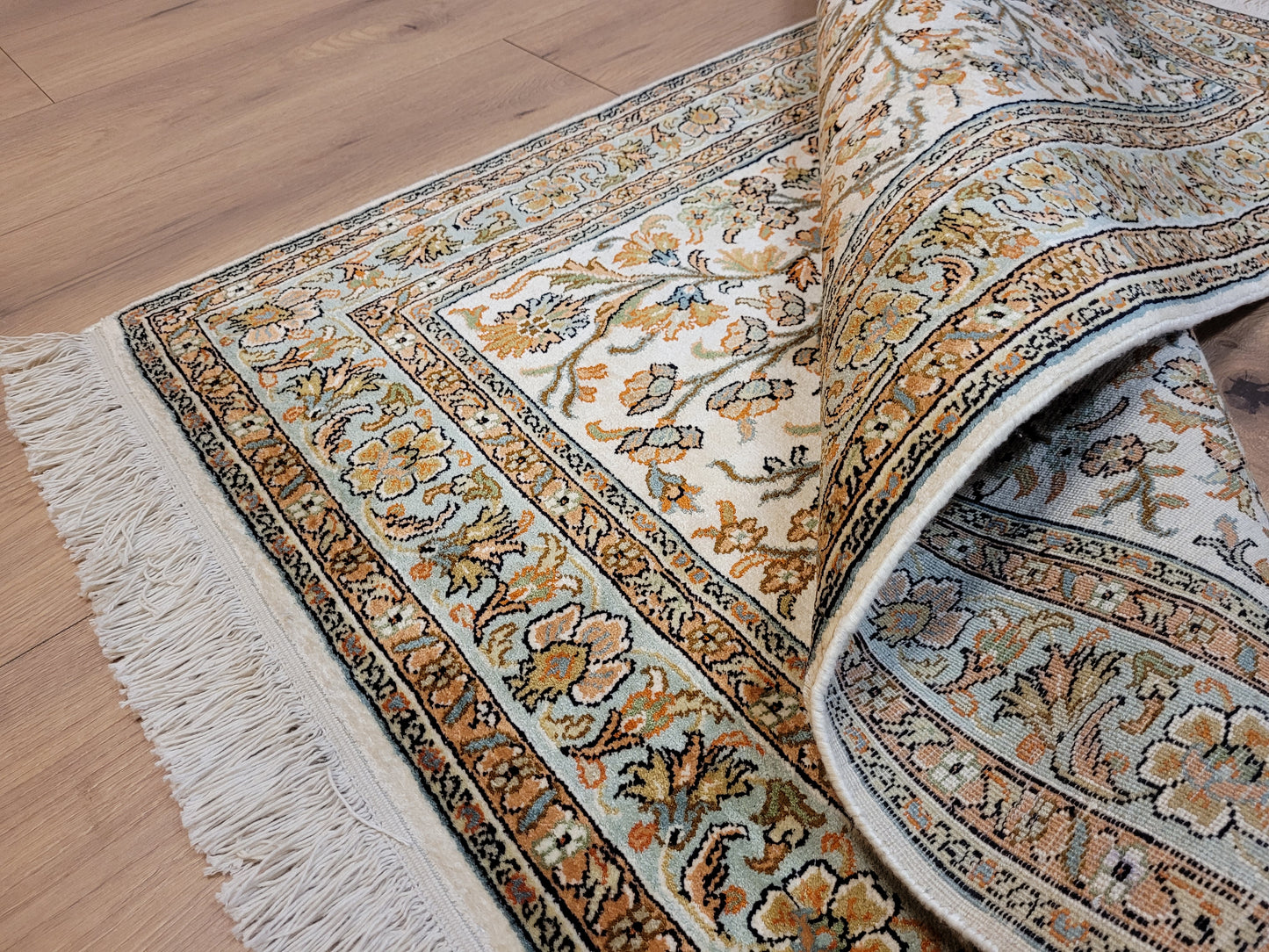 Kaschmir Seidenteppich Naturseide florales Motiv feine Knüpfung