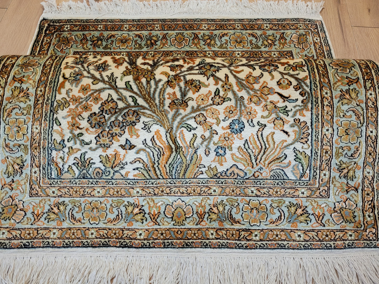 Kaschmir Seidenteppich Naturseide florales Motiv feine Knüpfung