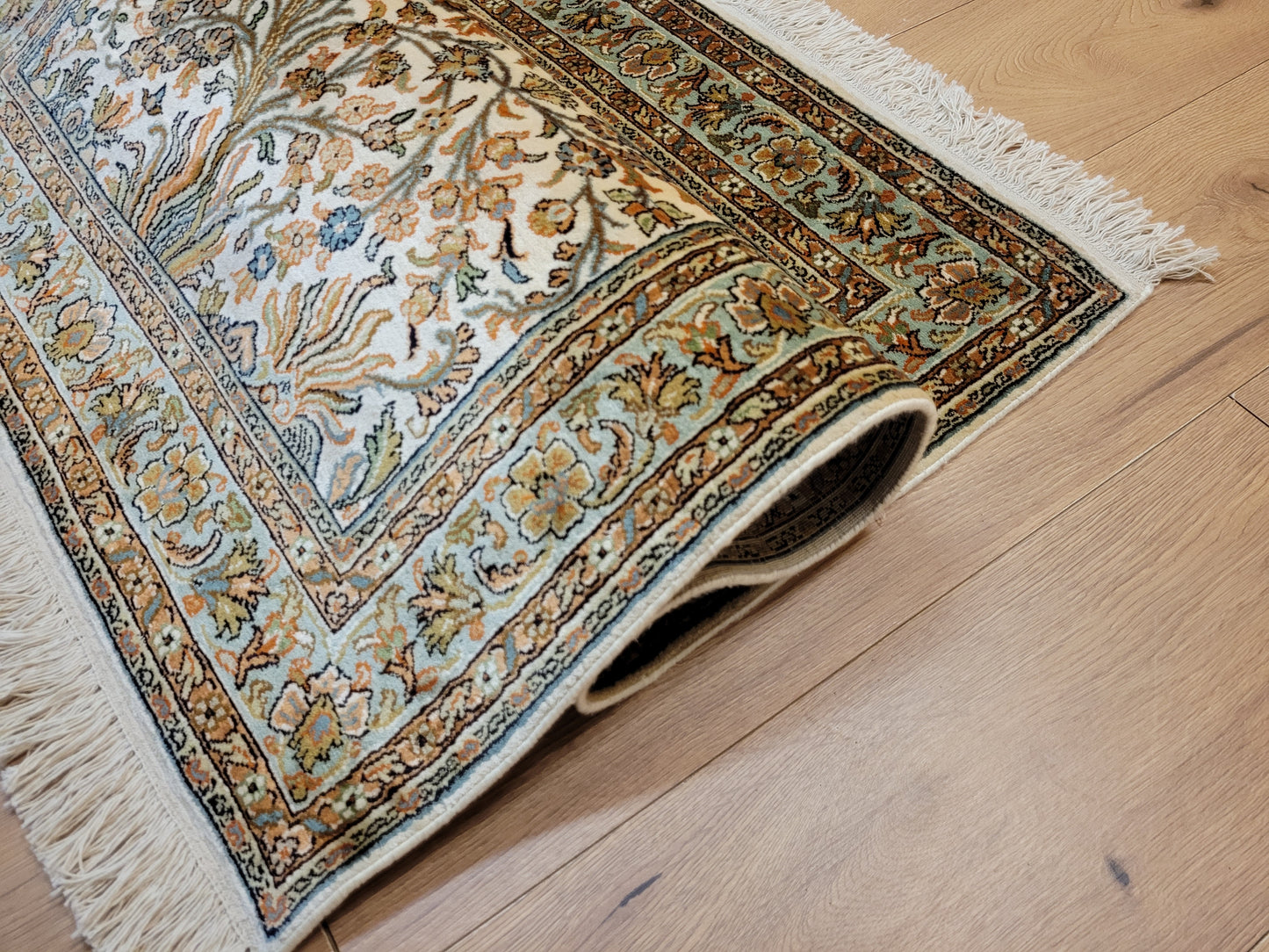 Kaschmir Seidenteppich Naturseide florales Motiv feine Knüpfung