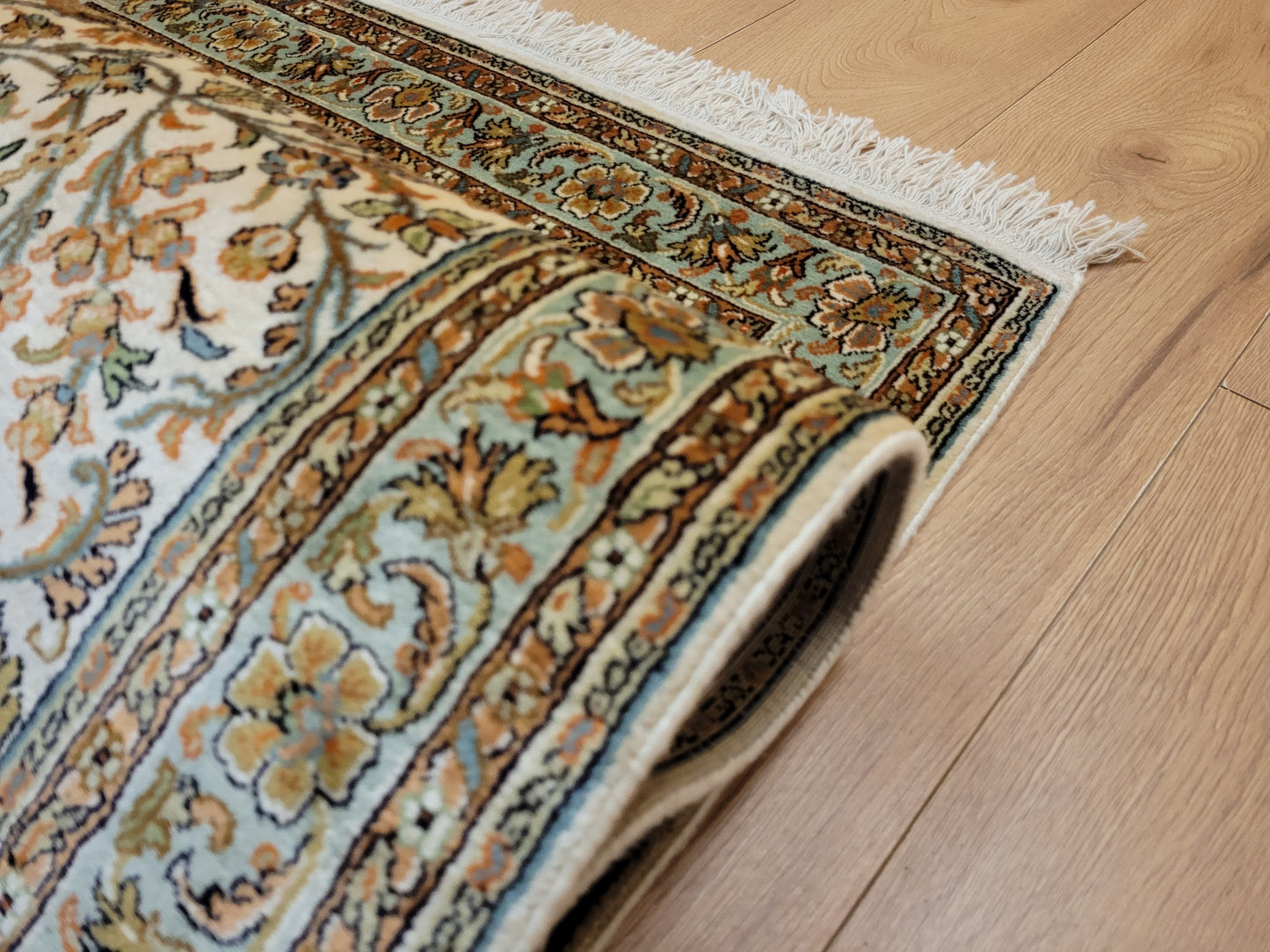 Kaschmir Seidenteppich Naturseide florales Motiv feine Knüpfung