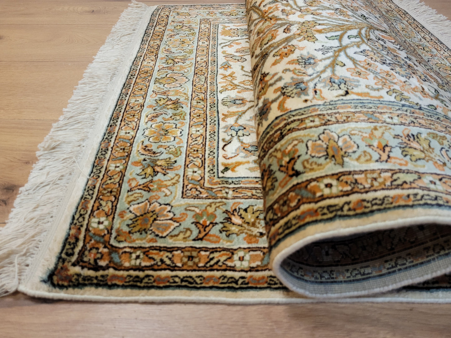 Kaschmir Seidenteppich Naturseide florales Motiv feine Knüpfung