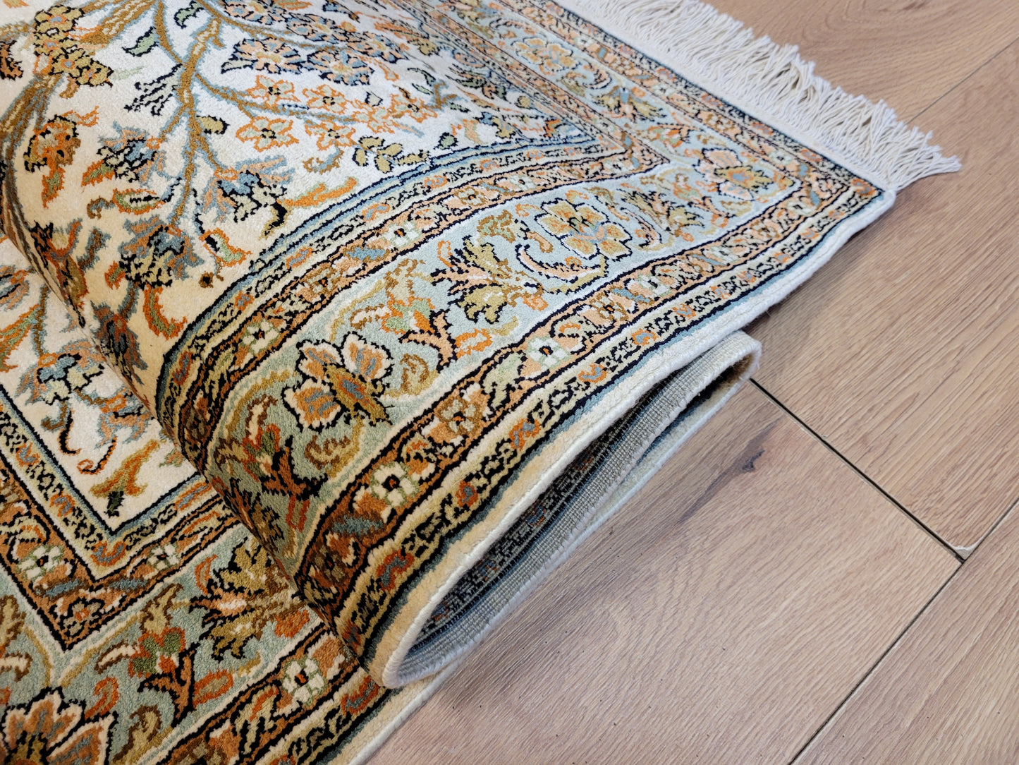 Kaschmir Seidenteppich Naturseide florales Motiv feine Knüpfung