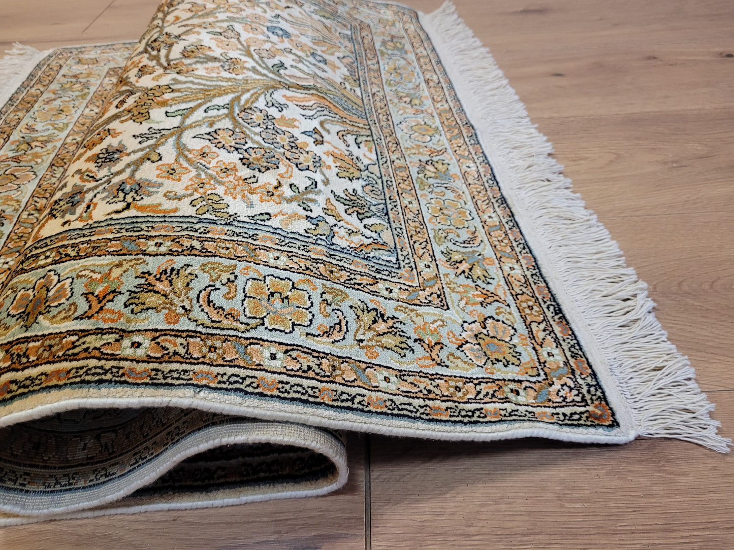 Kaschmir Seidenteppich Naturseide florales Motiv feine Knüpfung