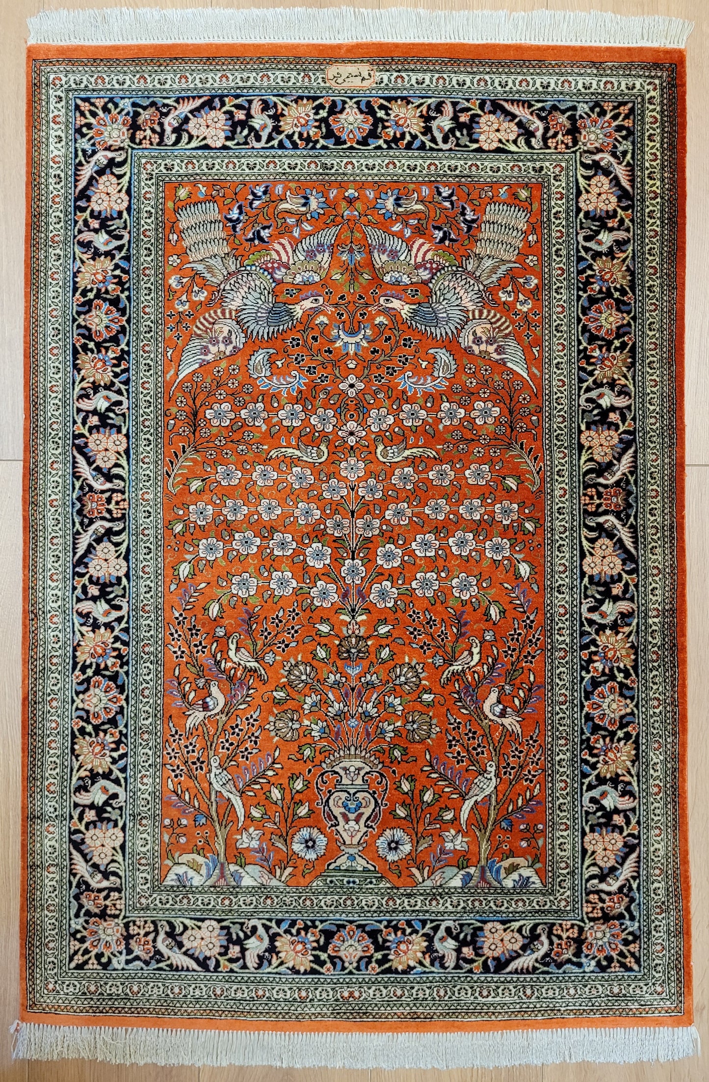 Ghom Teppich Seide auf Seide signiert florales Vogelmotiv feine Knüpfung