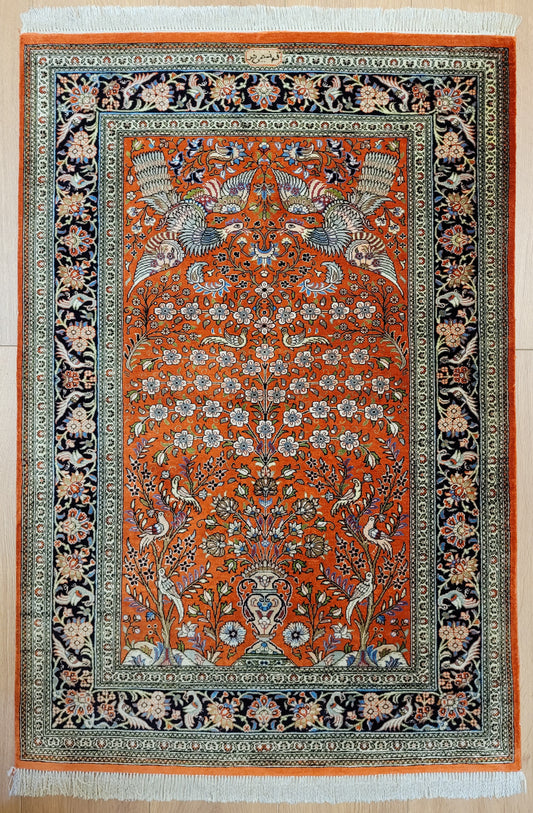 Ghom Teppich Seide auf Seide signiert florales Vogelmotiv feine Knüpfung