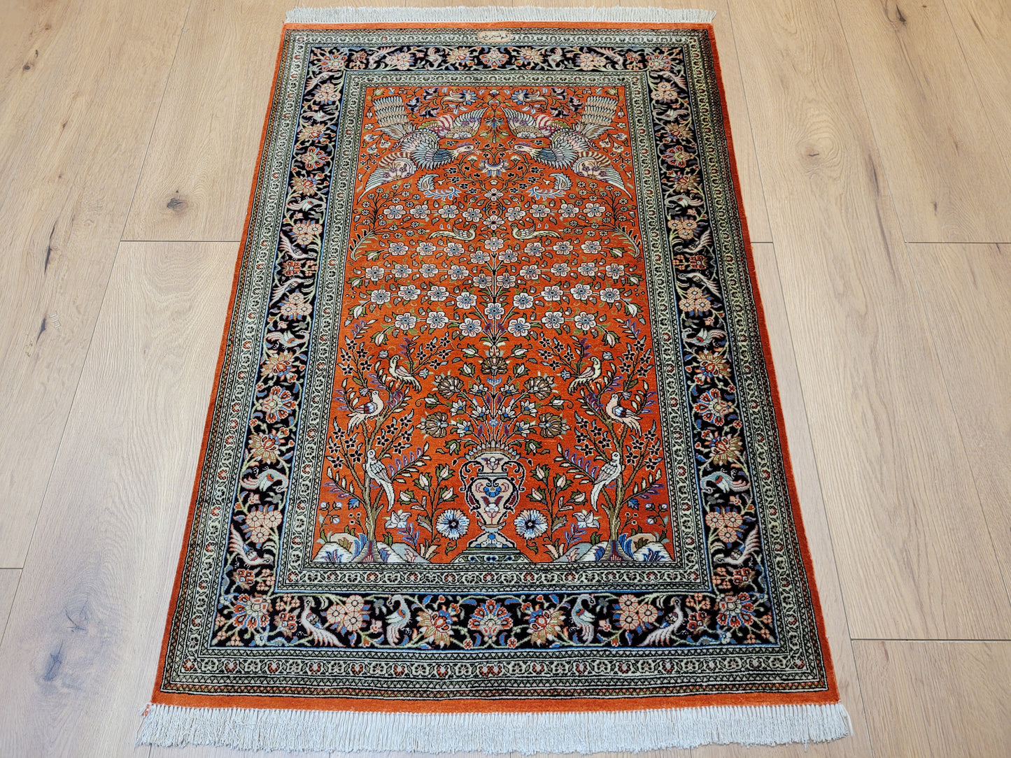 Ghom Teppich Seide auf Seide signiert florales Vogelmotiv feine Knüpfung