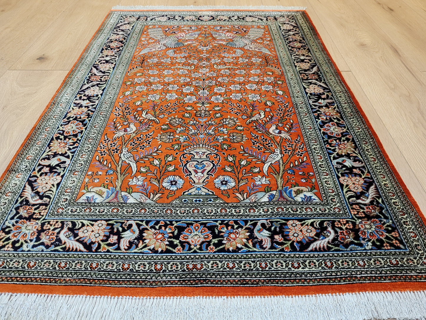 Ghom Teppich Seide auf Seide signiert florales Vogelmotiv feine Knüpfung