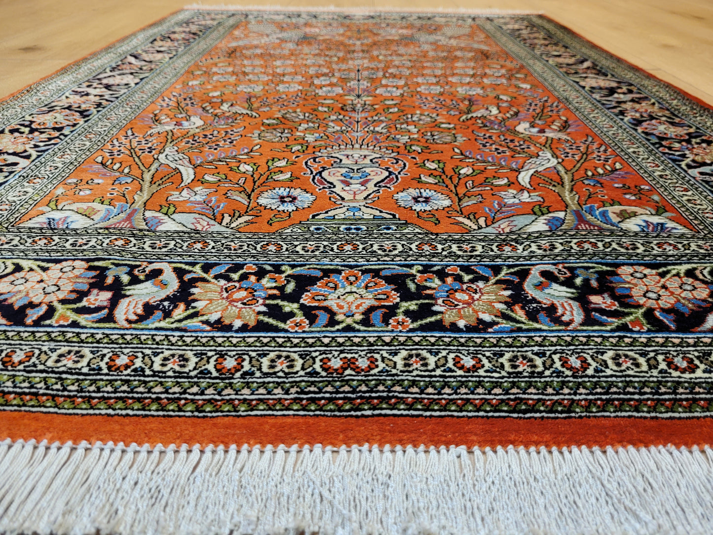 Ghom Teppich Seide auf Seide signiert florales Vogelmotiv feine Knüpfung