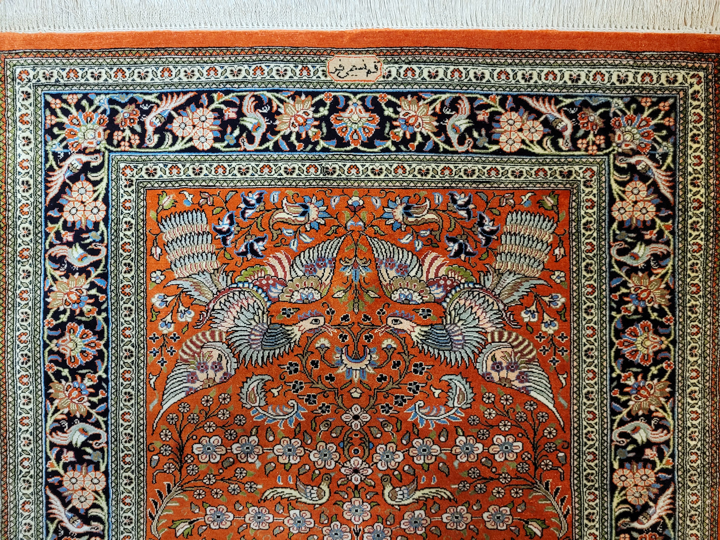 Ghom Teppich Seide auf Seide signiert florales Vogelmotiv feine Knüpfung