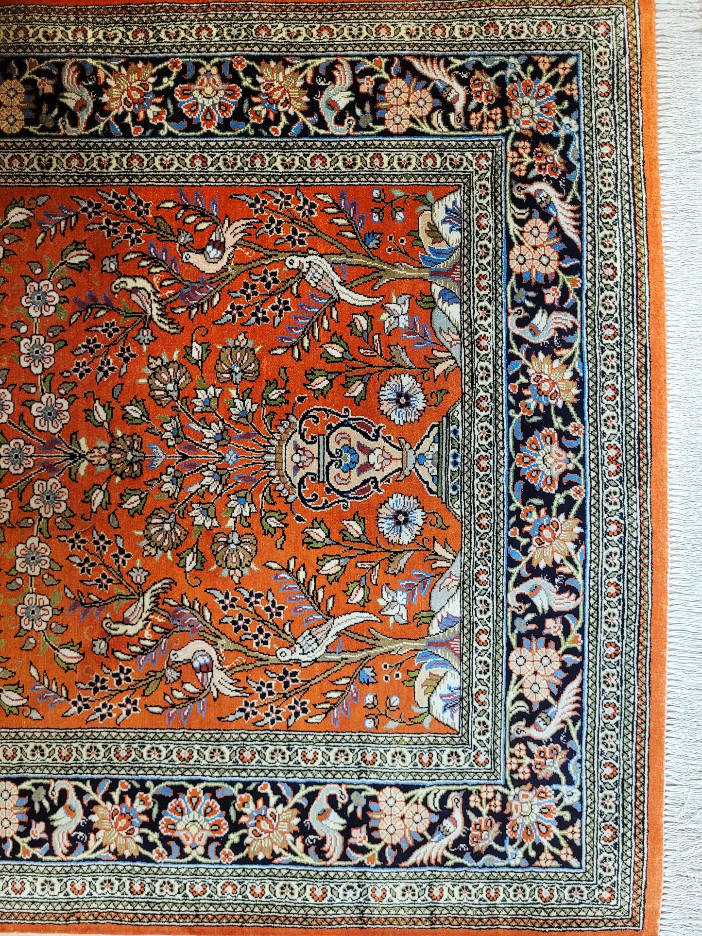 Ghom Teppich Seide auf Seide signiert florales Vogelmotiv feine Knüpfung