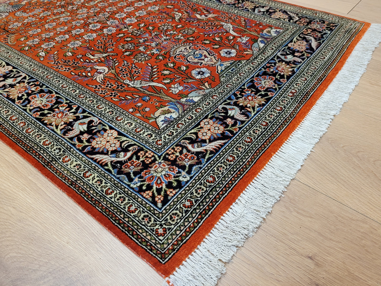 Ghom Teppich Seide auf Seide signiert florales Vogelmotiv feine Knüpfung