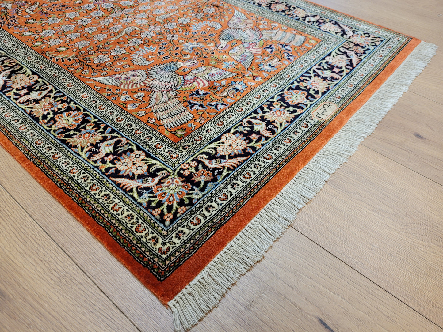 Ghom Teppich Seide auf Seide signiert florales Vogelmotiv feine Knüpfung