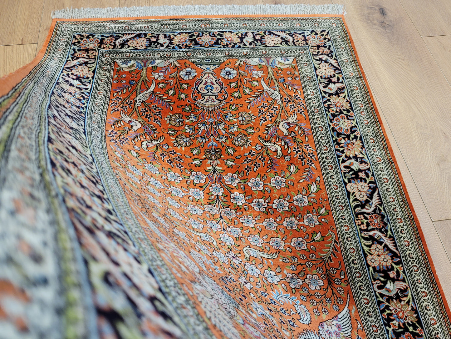 Ghom Teppich Seide auf Seide signiert florales Vogelmotiv feine Knüpfung