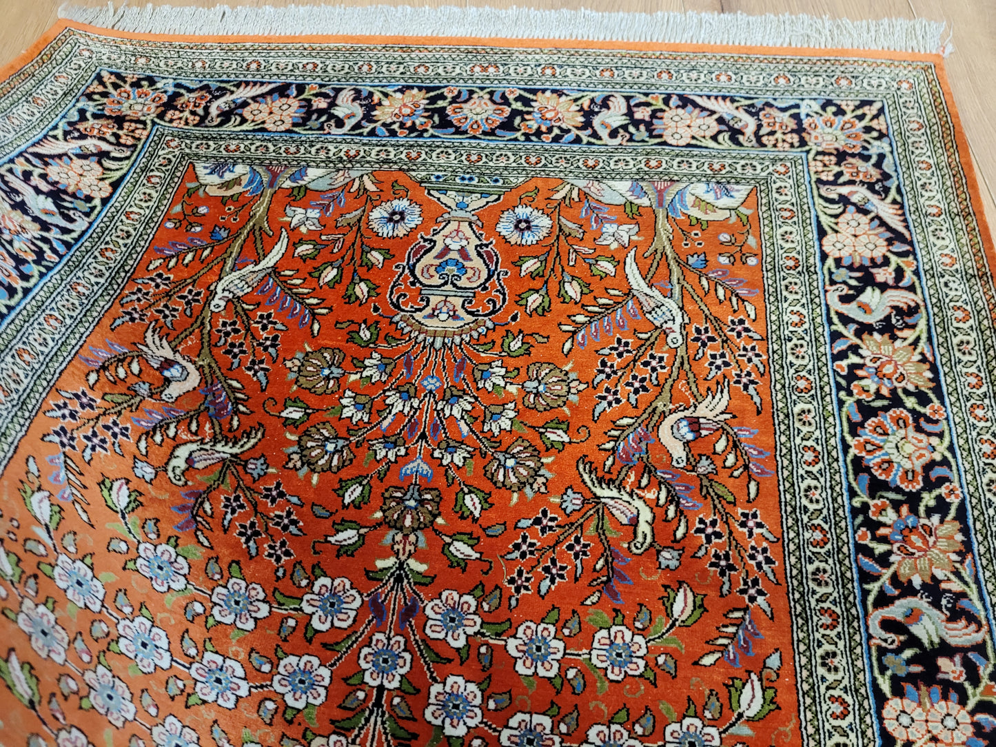 Ghom Teppich Seide auf Seide signiert florales Vogelmotiv feine Knüpfung