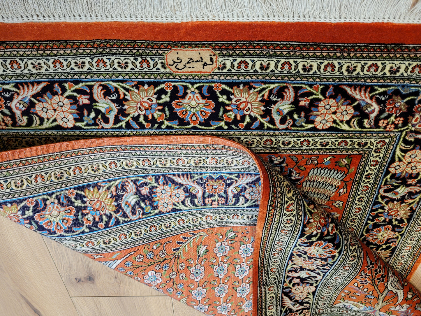 Ghom Teppich Seide auf Seide signiert florales Vogelmotiv feine Knüpfung