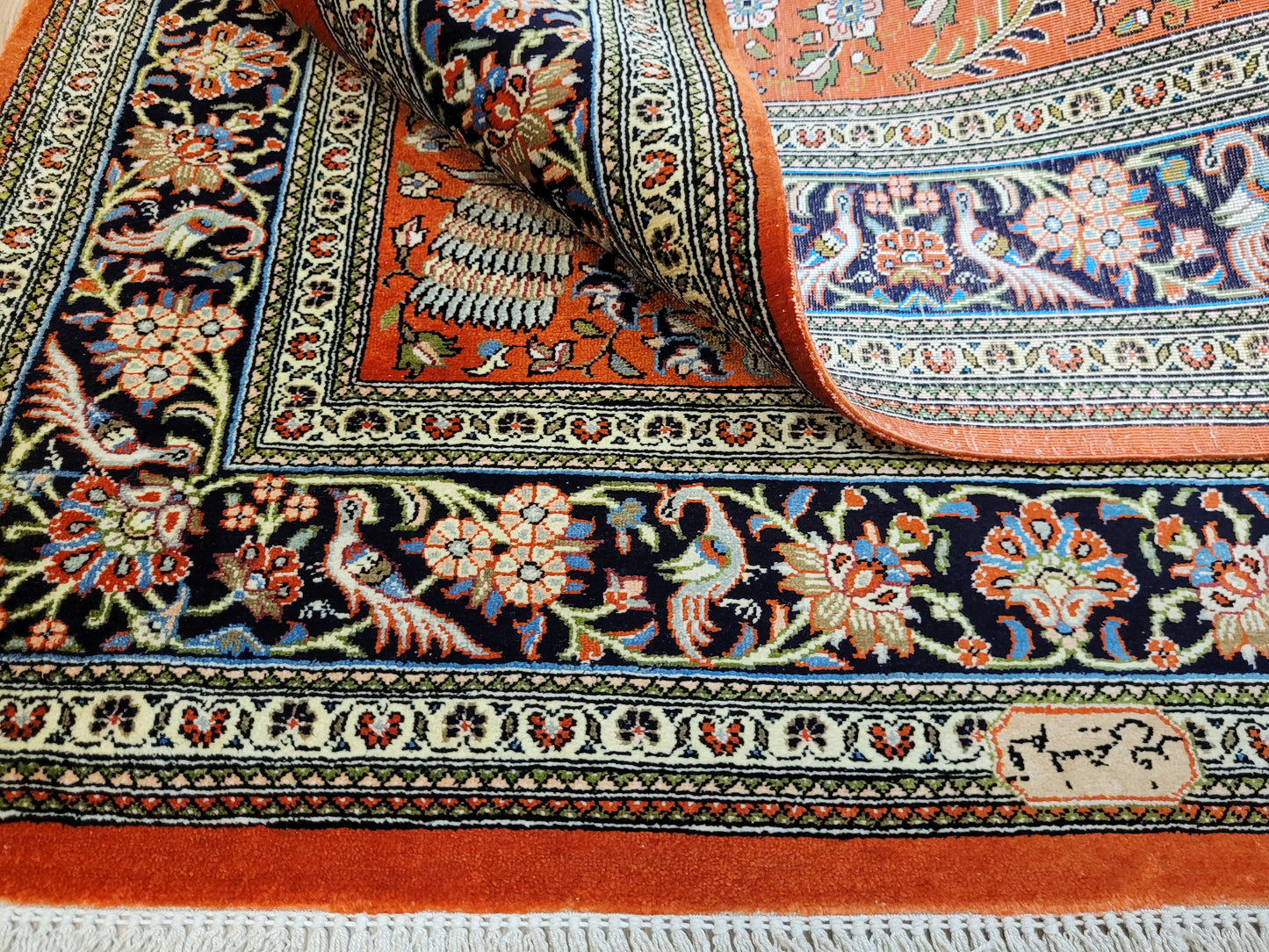 Ghom Teppich Seide auf Seide signiert florales Vogelmotiv feine Knüpfung