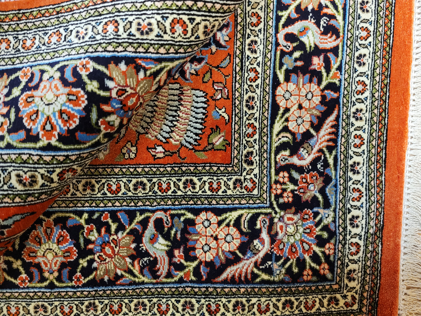 Ghom Teppich Seide auf Seide signiert florales Vogelmotiv feine Knüpfung