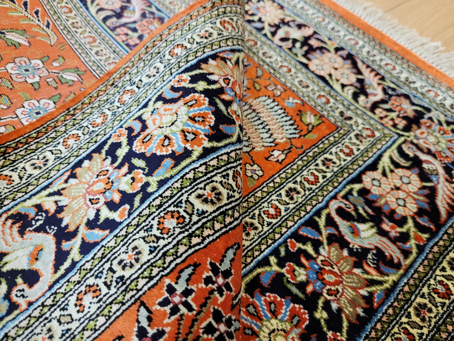 Ghom Teppich Seide auf Seide signiert florales Vogelmotiv feine Knüpfung