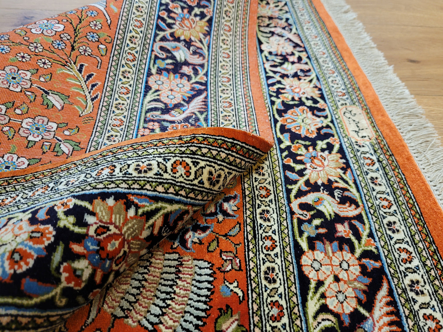 Ghom Teppich Seide auf Seide signiert florales Vogelmotiv feine Knüpfung