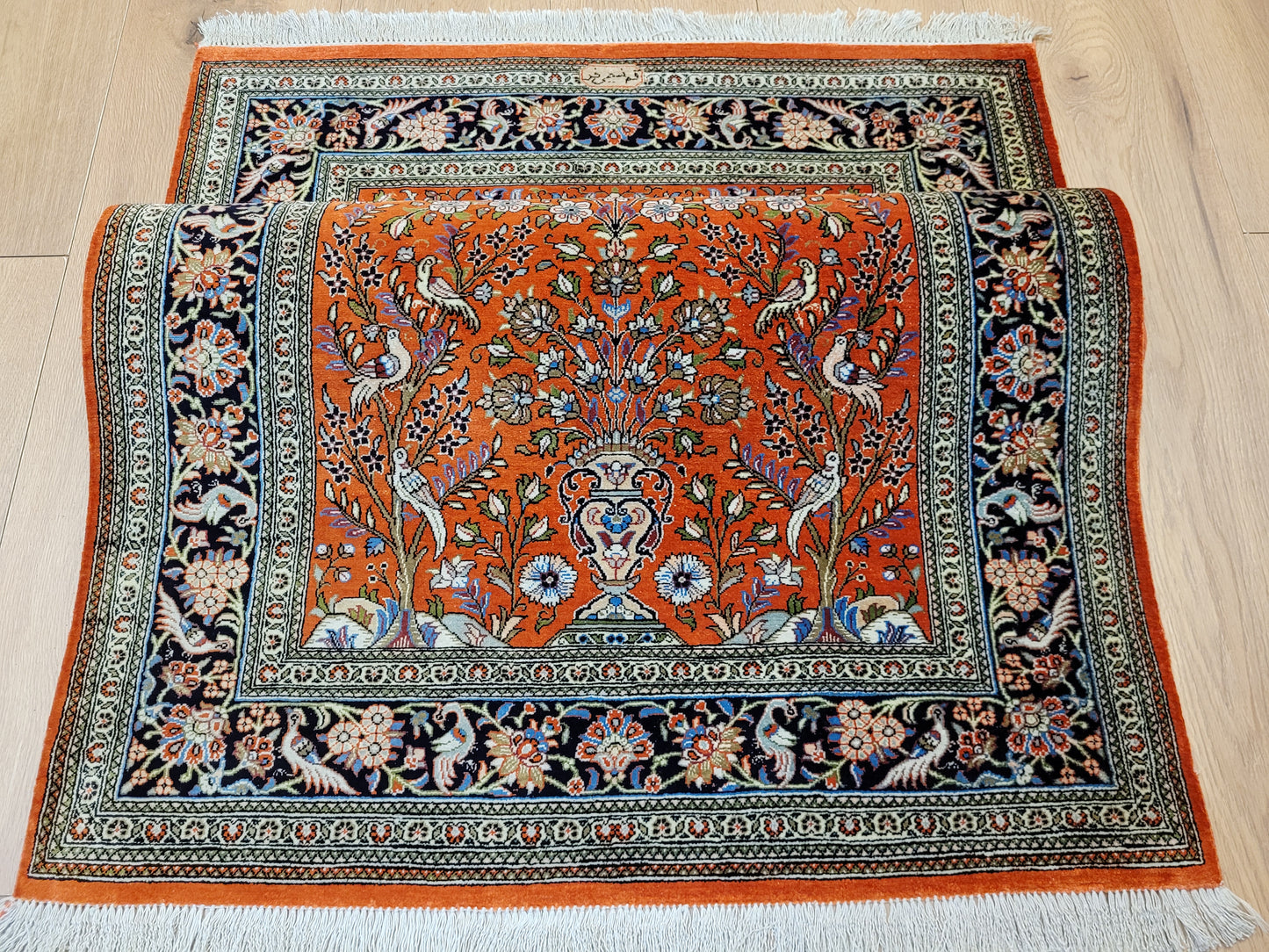 Ghom Teppich Seide auf Seide signiert florales Vogelmotiv feine Knüpfung