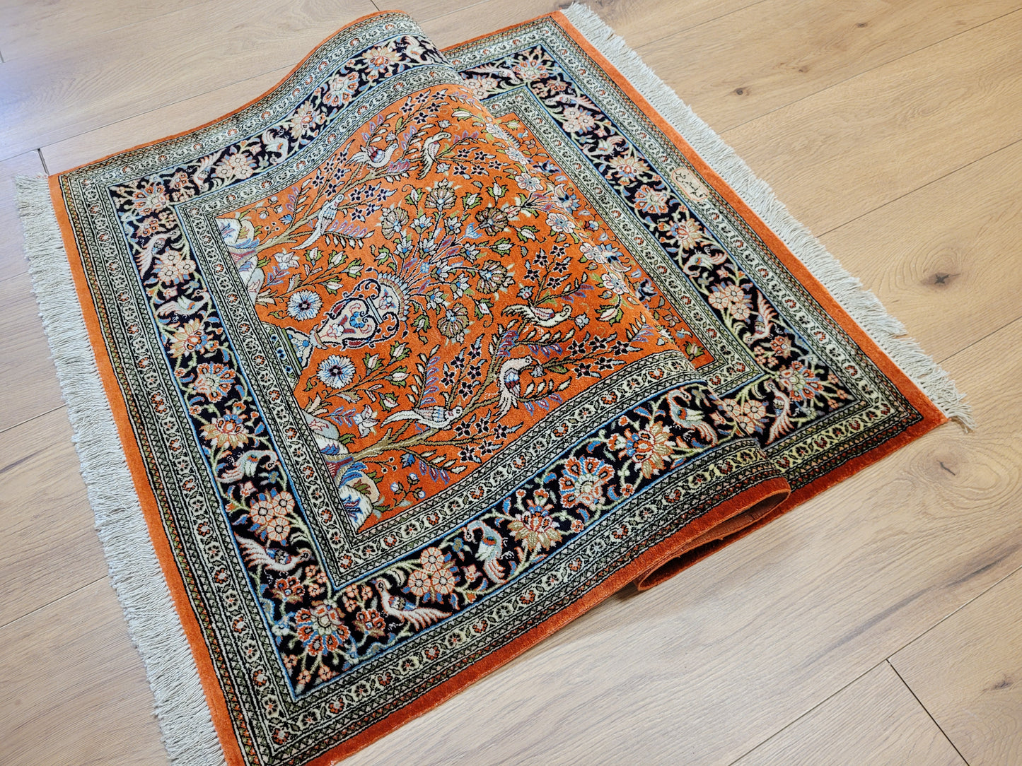 Ghom Teppich Seide auf Seide signiert florales Vogelmotiv feine Knüpfung