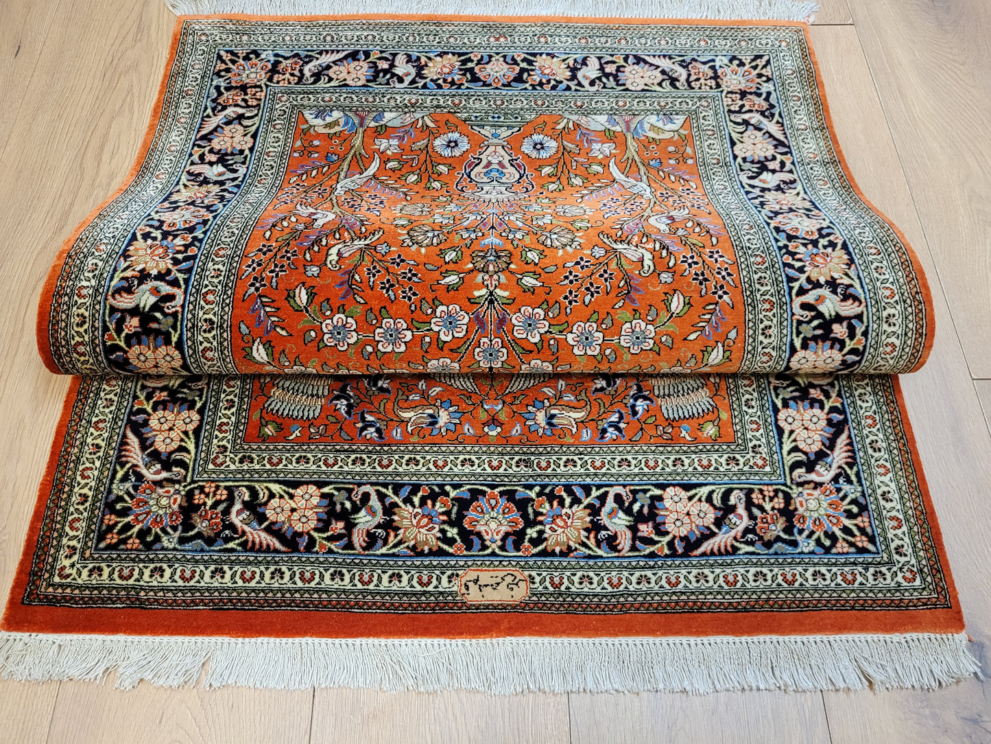 Ghom Teppich Seide auf Seide signiert florales Vogelmotiv feine Knüpfung