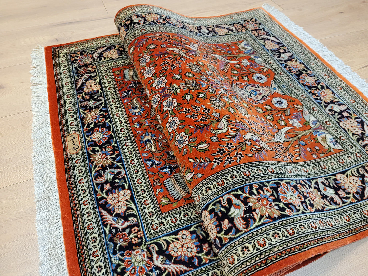 Ghom Teppich Seide auf Seide signiert florales Vogelmotiv feine Knüpfung