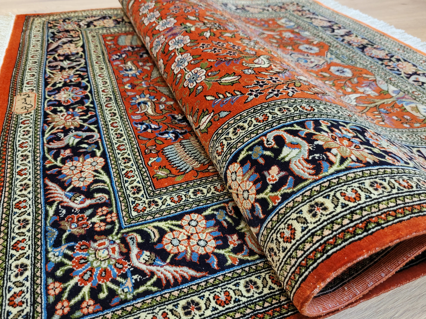 Ghom Teppich Seide auf Seide signiert florales Vogelmotiv feine Knüpfung