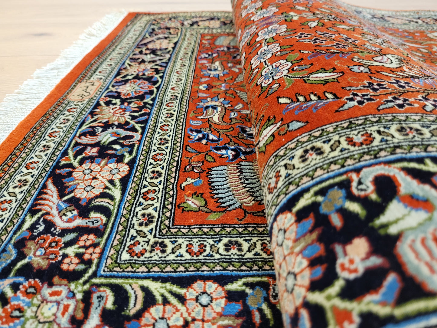 Ghom Teppich Seide auf Seide signiert florales Vogelmotiv feine Knüpfung