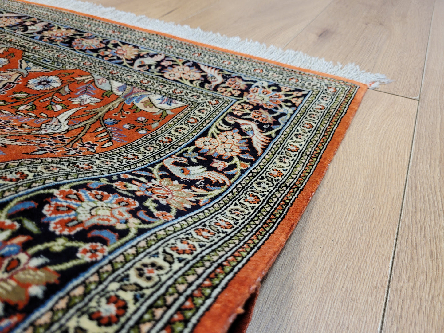 Ghom Teppich Seide auf Seide signiert florales Vogelmotiv feine Knüpfung