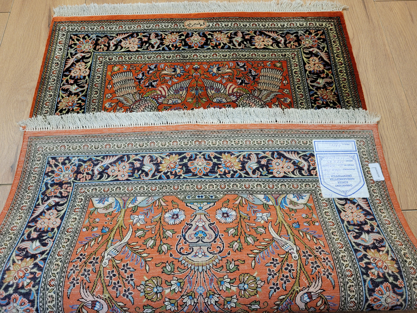 Ghom Teppich Seide auf Seide signiert florales Vogelmotiv feine Knüpfung