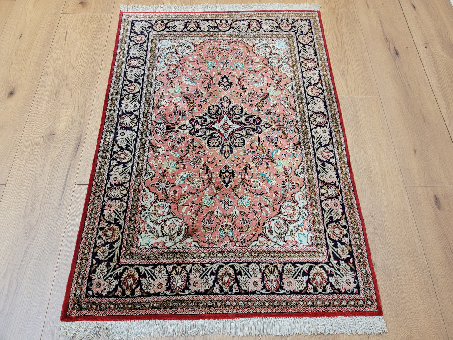 Ghom Teppich Seide auf Seide Medaillon florales Design feine Knüpfung