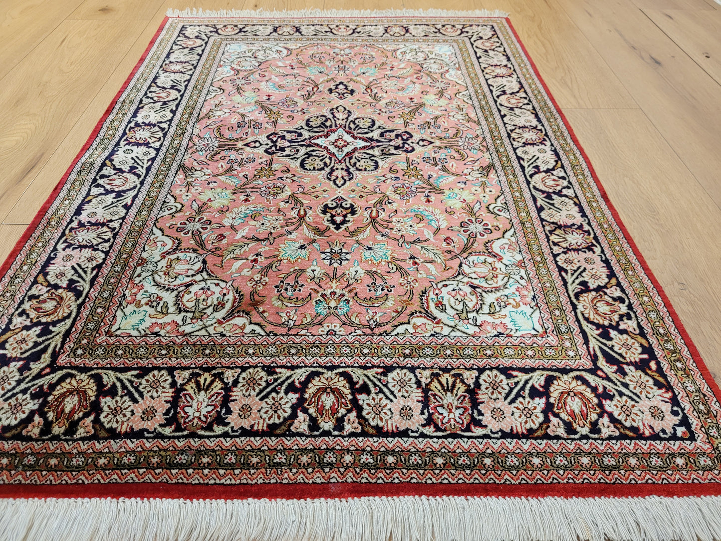 Ghom Teppich Seide auf Seide Medaillon florales Design feine Knüpfung