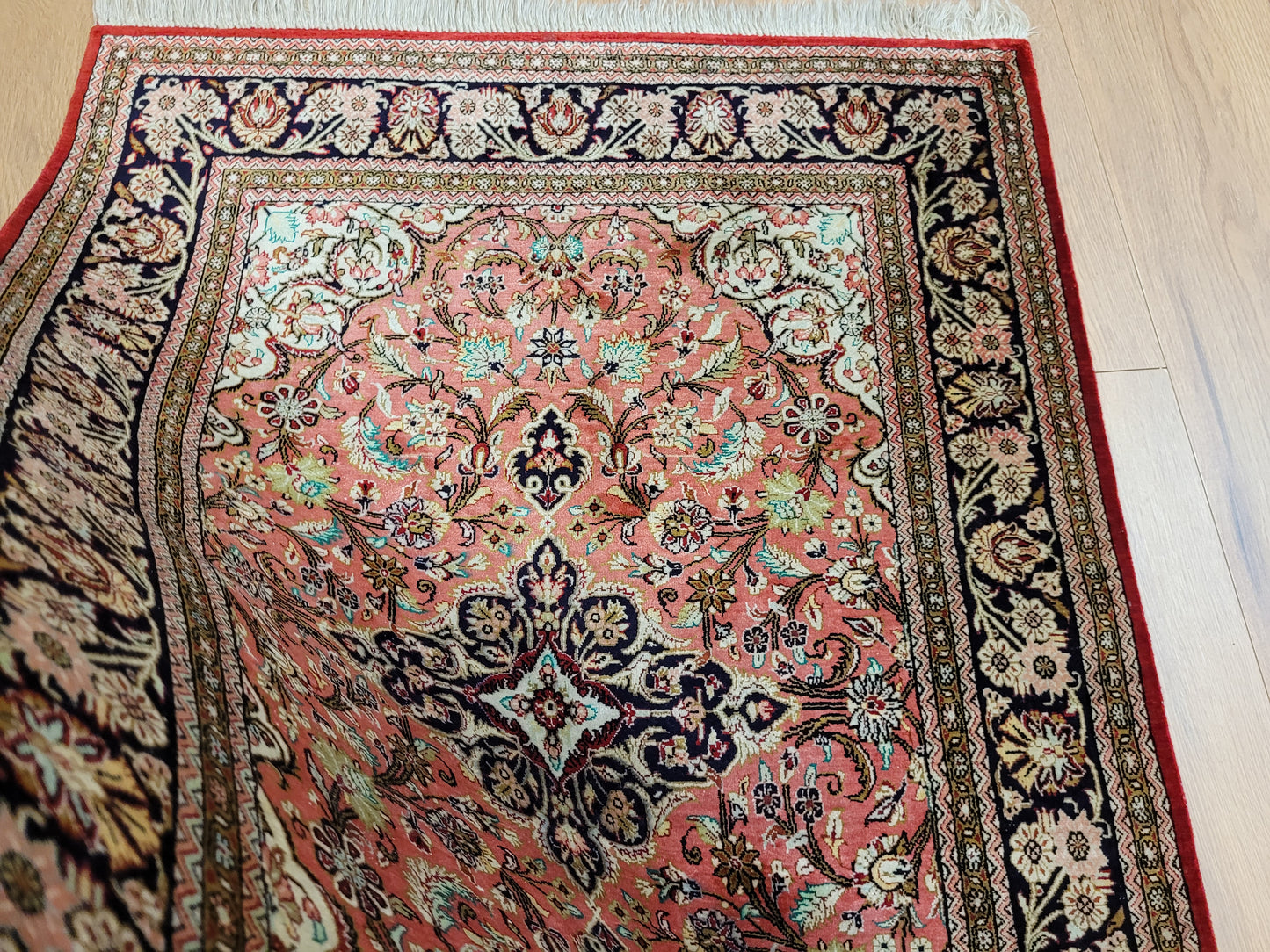 Ghom Teppich Seide auf Seide Medaillon florales Design feine Knüpfung