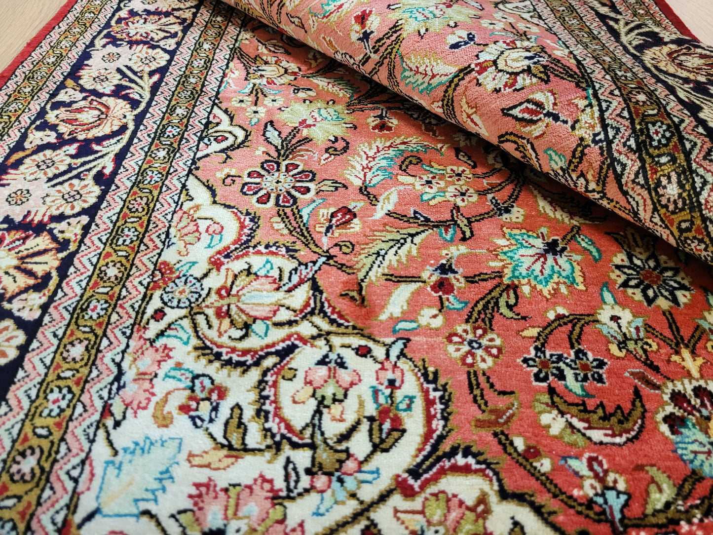 Ghom Teppich Seide auf Seide Medaillon florales Design feine Knüpfung